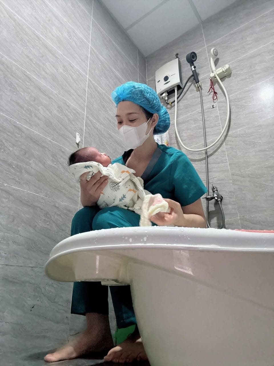 Dịch vụ chăm sóc mẹ và bé: tắm bé chuẩn y khoa, chăm sóc mẹ sau sinh, massage bầu. Buổi đầu trải nghiệm chỉ 99k, mua gói mẹ tặng gói bé. Liên hệ Uyên Candy. - 1/2