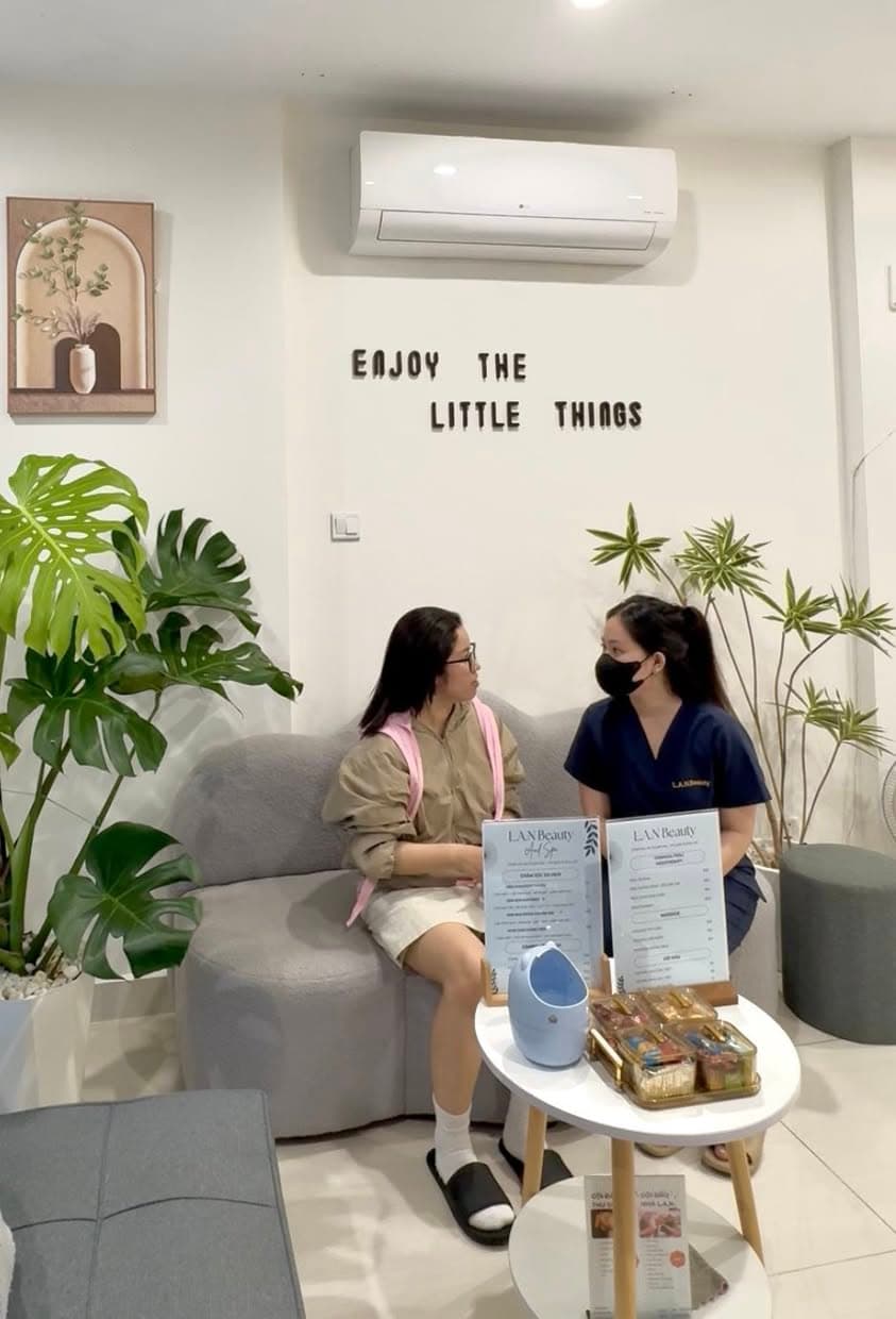 Spa lấy nhân mụn bằng tay, sử dụng dược mỹ phẩm an toàn, hỗ trợ phục hồi da, bảo hành 3 ngày. Địa chỉ: S3.05 Vinhome Grand Park, Thủ Đức. - 1/2
