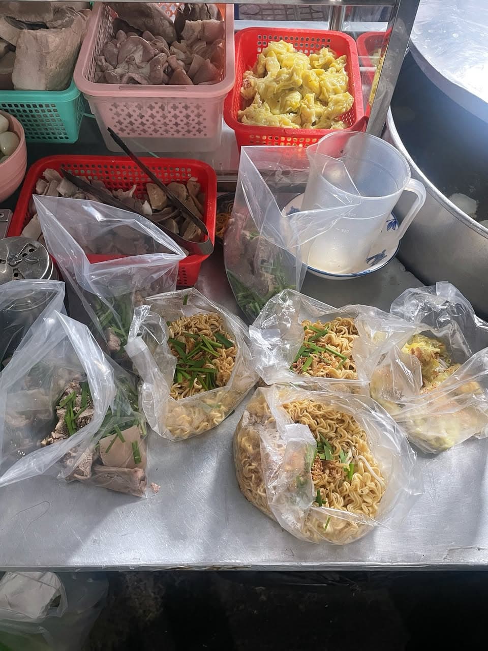 Hủ tíu gõ bán từ 17h-01h tại Vinhomes Grand Park, đa dạng món như hủ tíu, mì, nui, bánh canh, hoành thánh, ship tận nơi, liên hệ 0867594001. - 3/4