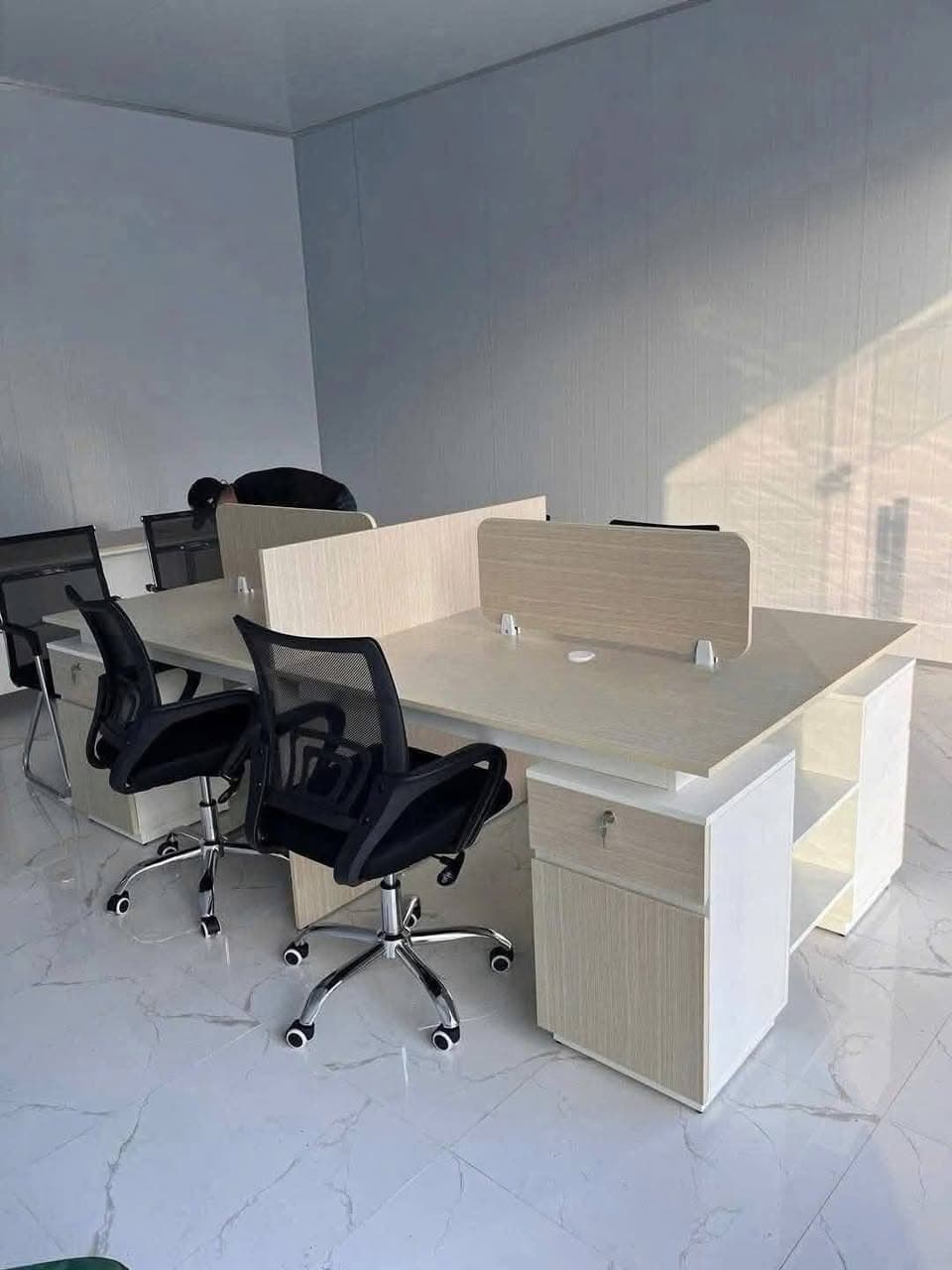 Chuyên cung cấp bàn ghế văn phòng, tủ hồ sơ, kệ trưng bày, quầy lễ tân, setup văn phòng theo yêu cầu, giao hàng lắp ráp tận nơi khu vực Sài Gòn, Bình Dương. - 1/5