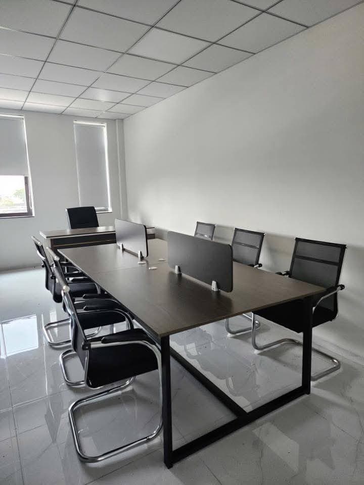 Chuyên cung cấp bàn ghế văn phòng, tủ hồ sơ, kệ trưng bày, quầy lễ tân, setup văn phòng theo yêu cầu, giao hàng lắp ráp tận nơi khu vực Sài Gòn, Bình Dương. - 2/5