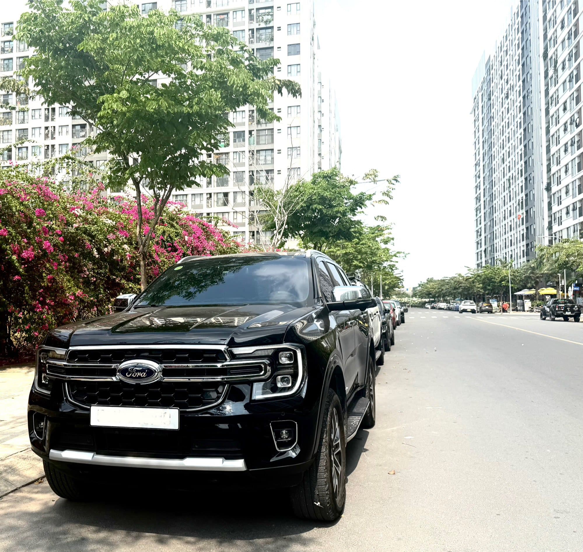 Dịch vụ xe riêng Everest Titanium 2025 4x4, nhận khách 24/7 tại HCM. Đưa đón sân bay, công tác, du lịch, hợp đồng doanh nghiệp, đi tỉnh. Tài xế lịch sự, phục vụ tận tâm. - 1/4