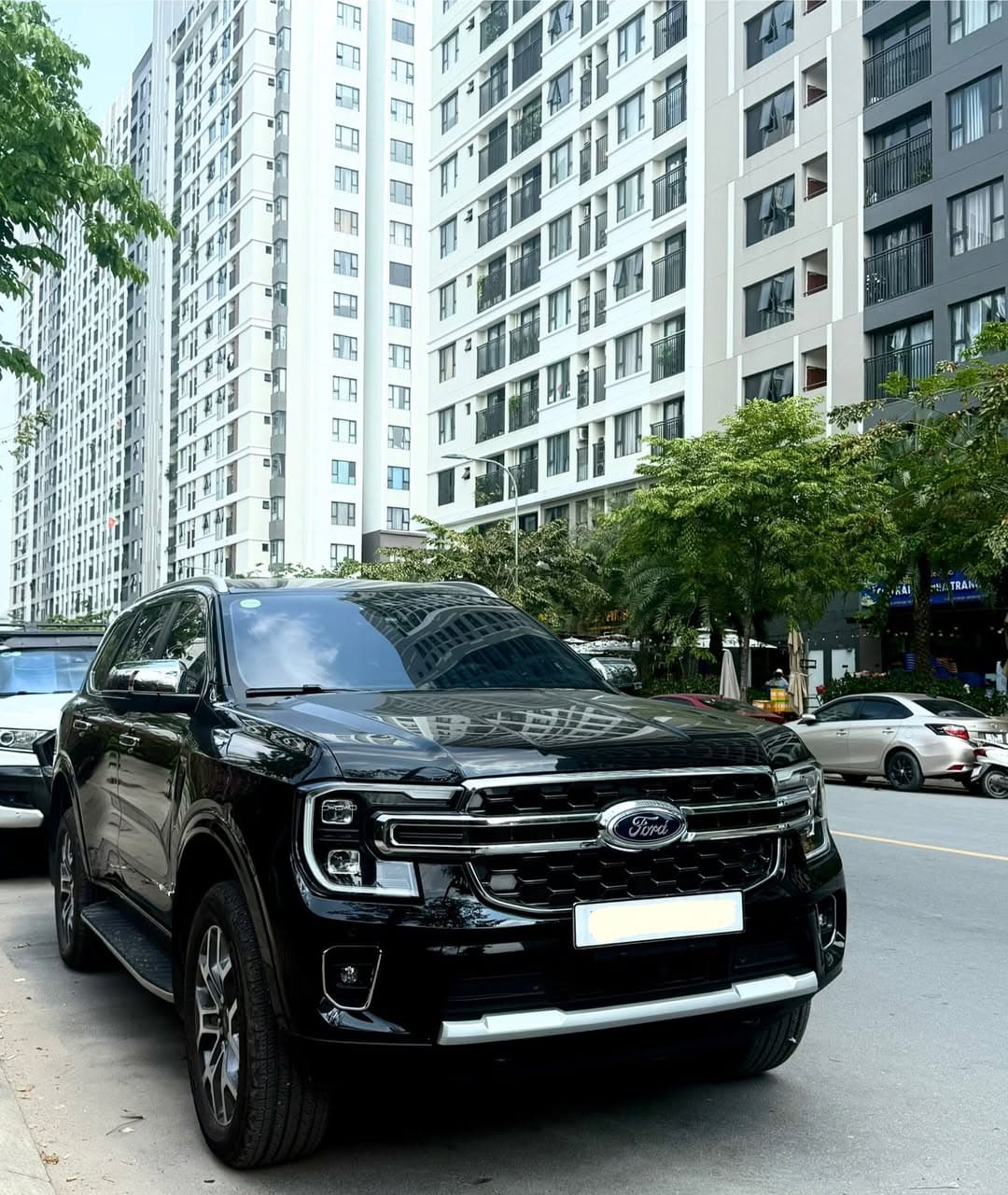Dịch vụ xe riêng Everest Titanium 2025 4x4, nhận khách 24/7 tại HCM. Đưa đón sân bay, công tác, du lịch, hợp đồng doanh nghiệp, đi tỉnh. Tài xế lịch sự, phục vụ tận tâm. - 2/4