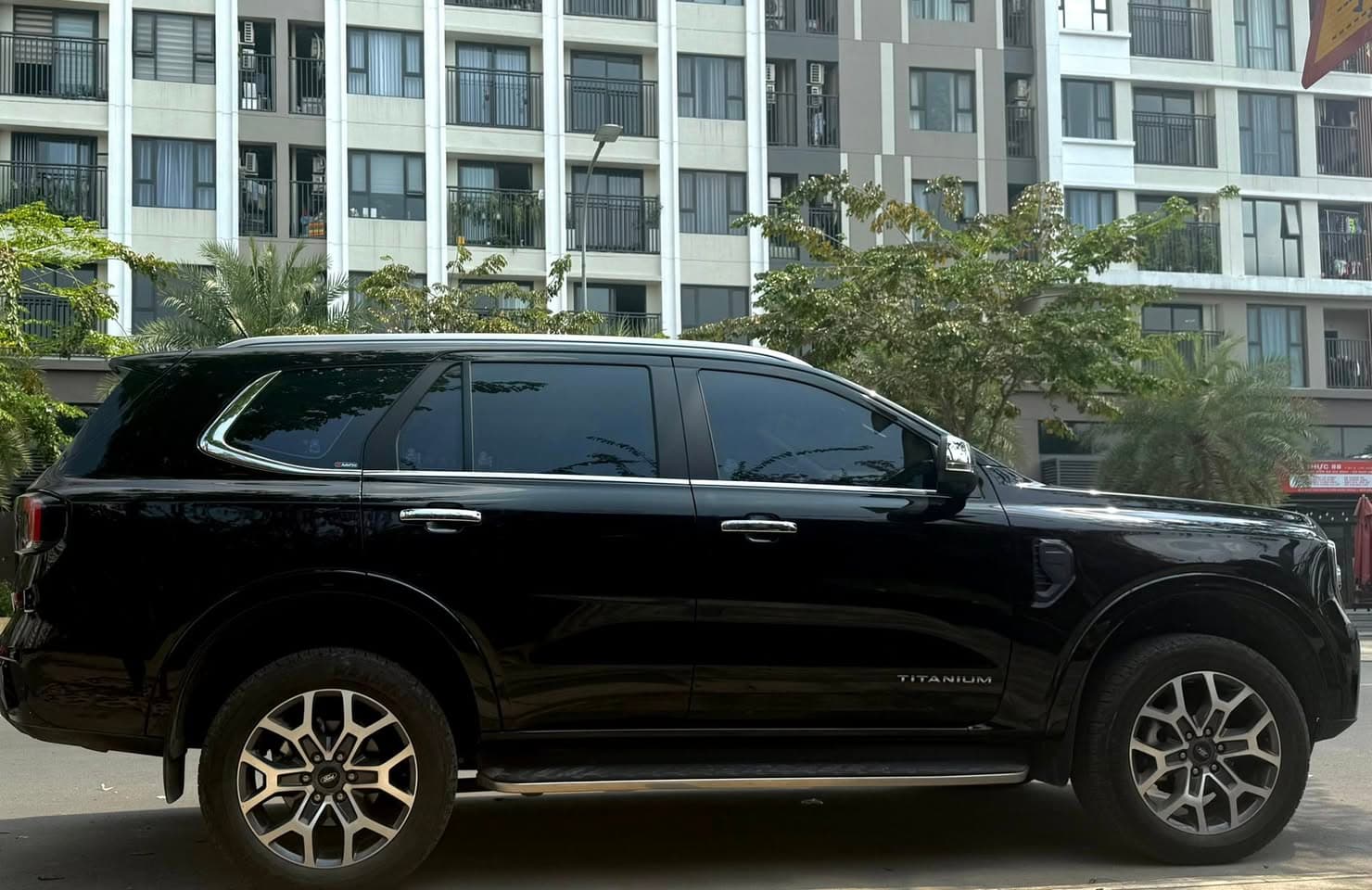 Dịch vụ xe riêng Everest Titanium 2025 4x4, nhận khách 24/7 tại HCM. Đưa đón sân bay, công tác, du lịch, hợp đồng doanh nghiệp, đi tỉnh. Tài xế lịch sự, phục vụ tận tâm. - 3/4