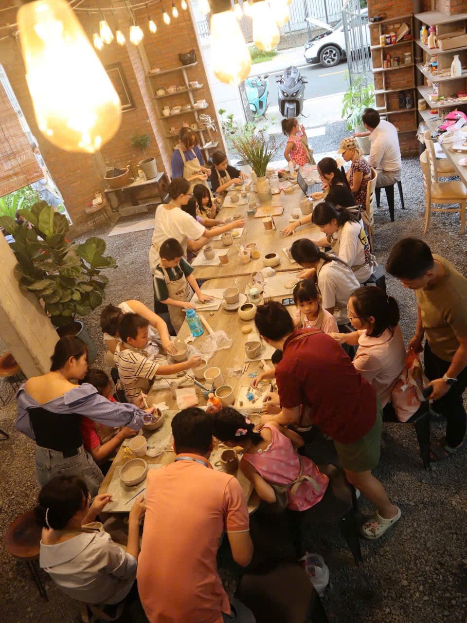 Workshop làm gốm thủ công tại Gốm Nhà Ô, trải nghiệm sáng tạo và thư giãn cho cá nhân, nhóm bạn hoặc gia đình. Có nhiều cơ sở tại Vinhomes Grand Park và Thủ Đức. - 1/5