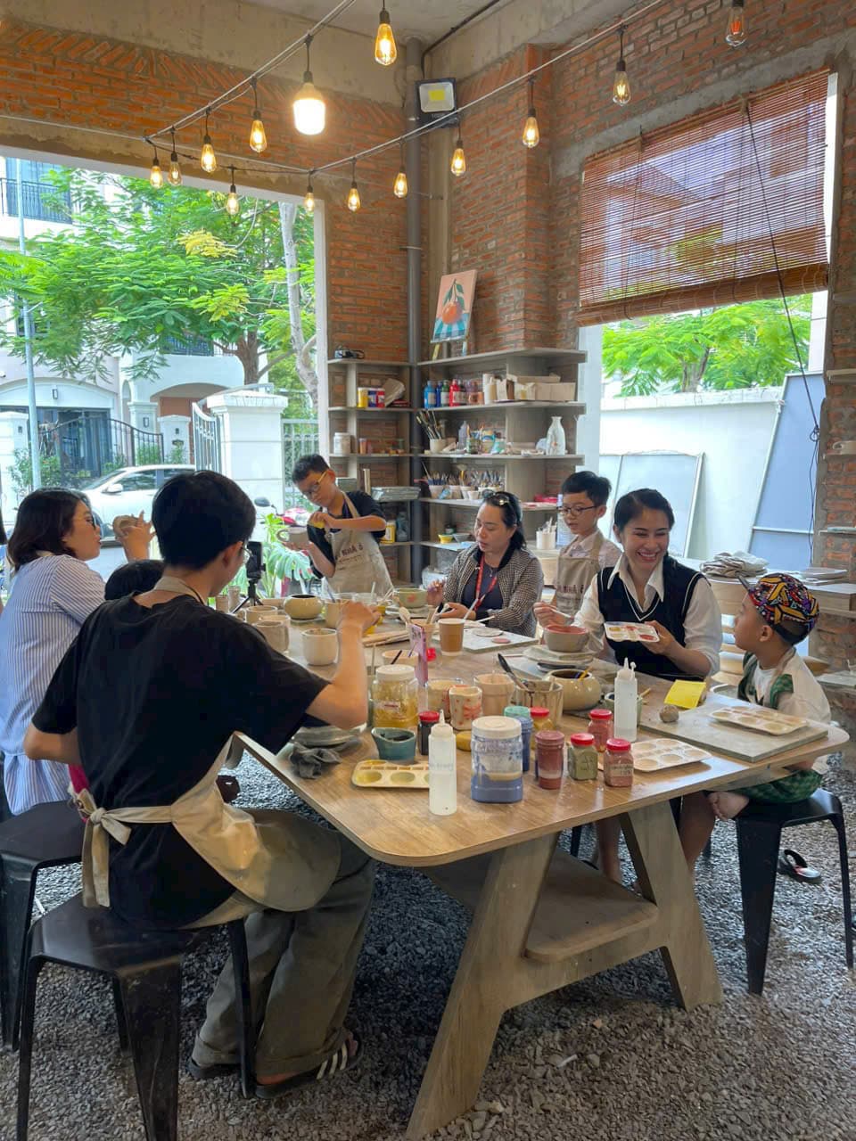 Workshop làm gốm thủ công tại Gốm Nhà Ô, trải nghiệm sáng tạo và thư giãn cho cá nhân, nhóm bạn hoặc gia đình. Có nhiều cơ sở tại Vinhomes Grand Park và Thủ Đức. - 2/5
