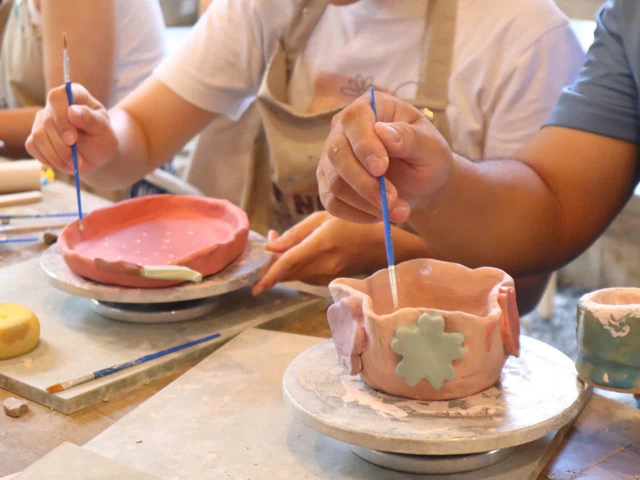 Workshop làm gốm thủ công tại Gốm Nhà Ô, trải nghiệm sáng tạo và thư giãn cho cá nhân, nhóm bạn hoặc gia đình. Có nhiều cơ sở tại Vinhomes Grand Park và Thủ Đức. - 3/5