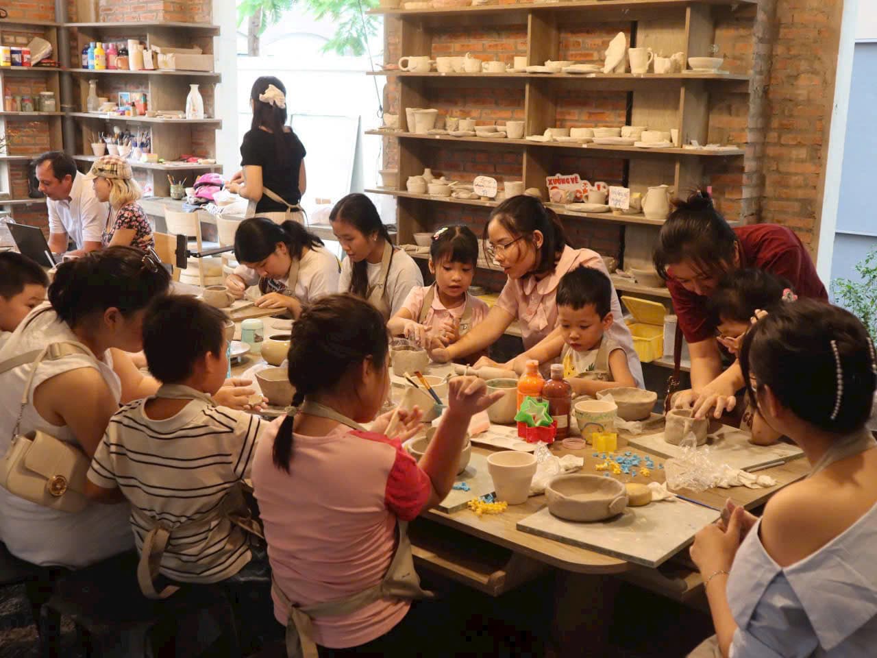 Workshop làm gốm thủ công tại Gốm Nhà Ô, trải nghiệm sáng tạo và thư giãn cho cá nhân, nhóm bạn hoặc gia đình. Có nhiều cơ sở tại Vinhomes Grand Park và Thủ Đức. - 4/5