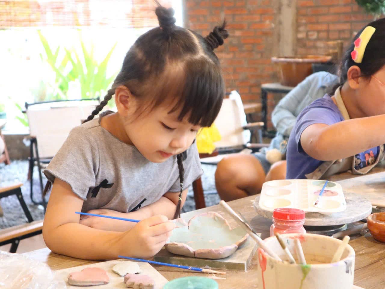 Workshop làm gốm thủ công tại Gốm Nhà Ô, trải nghiệm sáng tạo và thư giãn cho cá nhân, nhóm bạn hoặc gia đình. Có nhiều cơ sở tại Vinhomes Grand Park và Thủ Đức. - 5/5