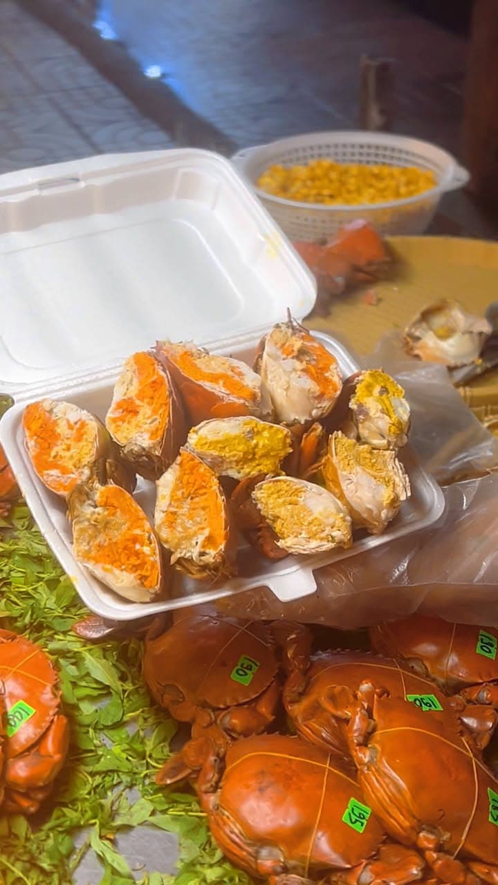 Cua Cà Mau hấp sẵn, tươi sống, không đông lạnh. Giá từ 50k/con. Có chế biến sốt me, bơ tỏi, trứng muối. Ship khu vực Quận 9, miễn phí hấp kèm nước chấm. - 3/5