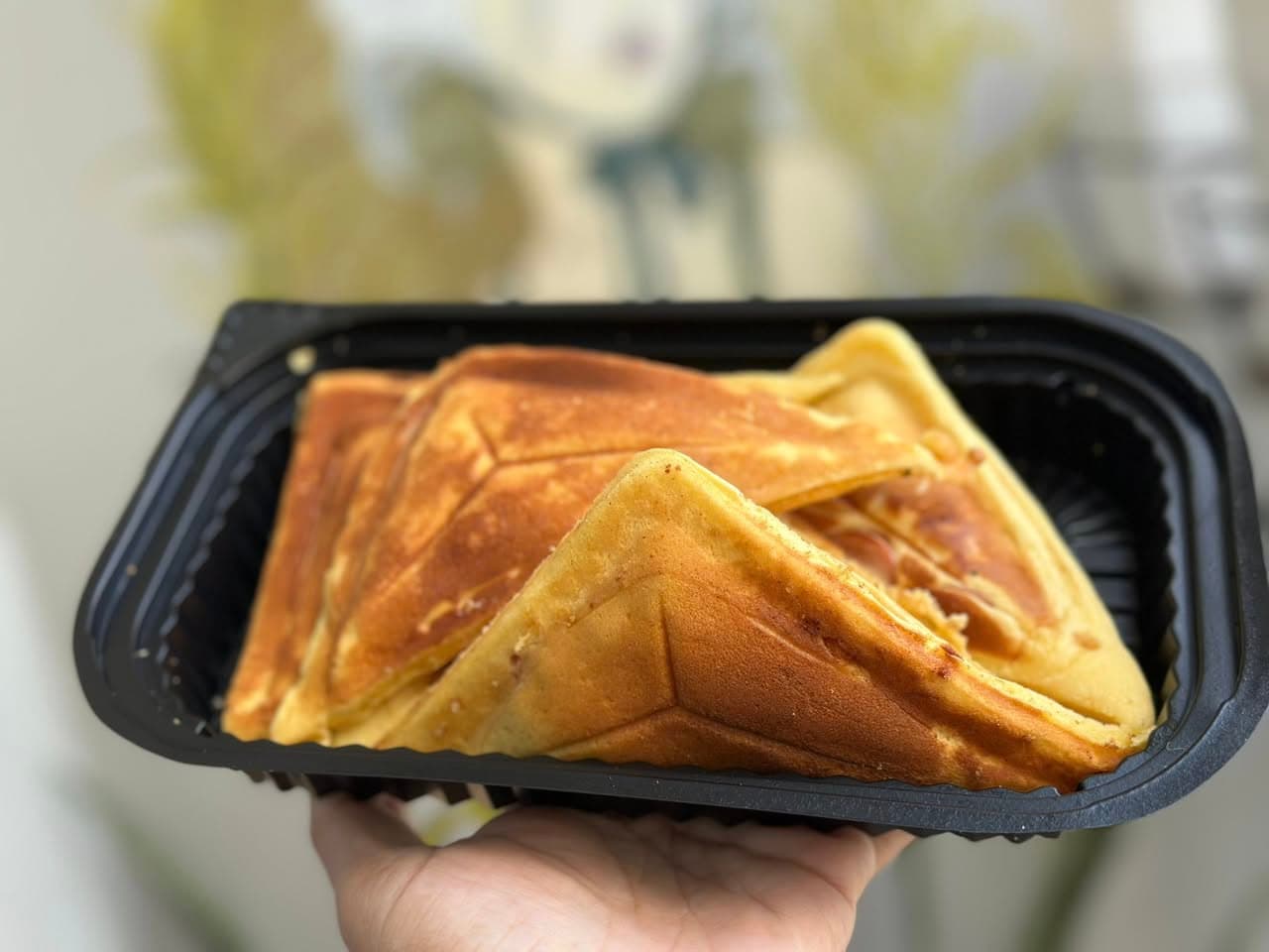 Bán hotdog ăn vặt với nhiều loại nhân mặn và ngọt, phục vụ từ 7h sáng đến 2h khuya. Freeship nội khu từ 3 bánh, đặt bánh qua số điện thoại. - 1/4