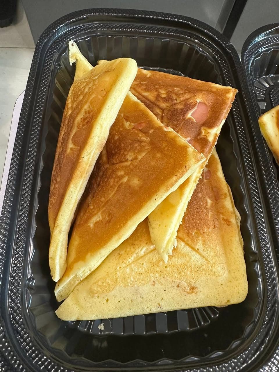 Bán hotdog ăn vặt với nhiều loại nhân mặn và ngọt, phục vụ từ 7h sáng đến 2h khuya. Freeship nội khu từ 3 bánh, đặt bánh qua số điện thoại. - 3/4