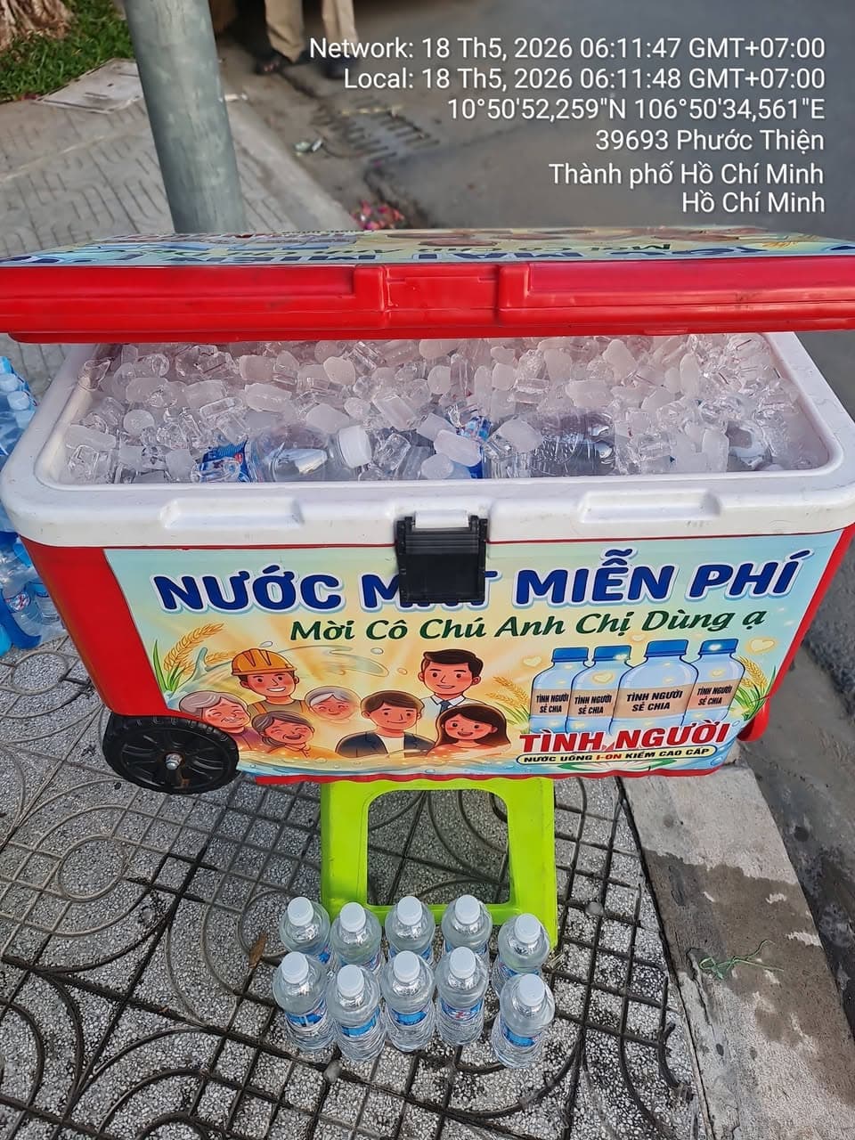 Thùng nước lạnh miễn phí cho người đi đường tại 627 Nguyễn Xiển, hỗ trợ cộng đồng giữa trời nắng nóng. Ai khát đều có thể lấy, không cần mua. - 2/3