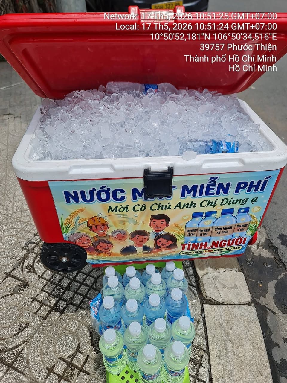 Thùng nước lạnh miễn phí cho người đi đường tại 627 Nguyễn Xiển, hỗ trợ cộng đồng giữa trời nắng nóng. Ai khát đều có thể lấy, không cần mua. - 3/3