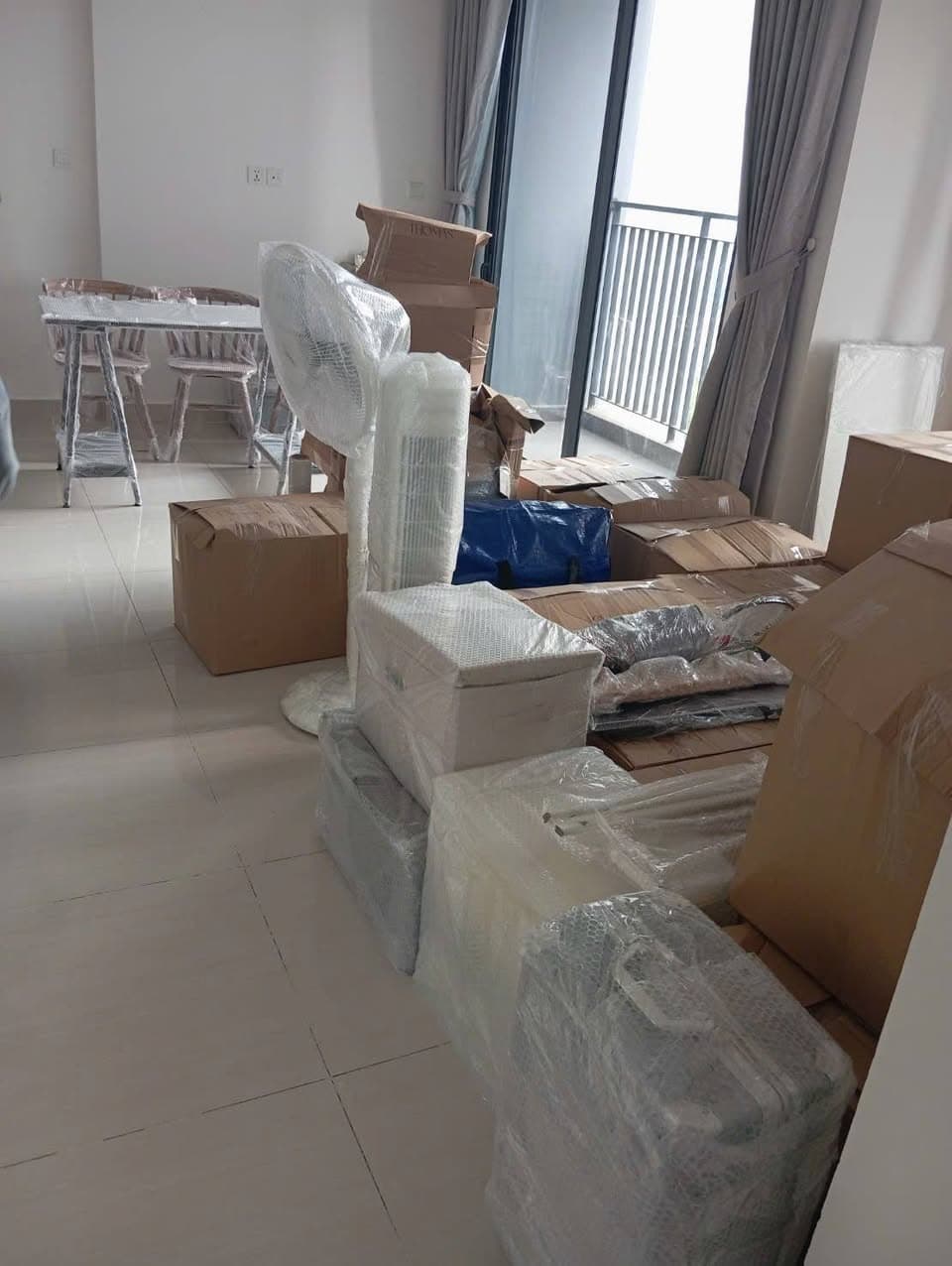 Dịch vụ chuyển nhà, phòng trọ, văn phòng trọn gói nhanh chóng, tiết kiệm. Miễn phí khảo sát, vật tư đóng gói, tháo lắp đồ dùng. Liên hệ MT Moving: 0909 435 635. - 2/3