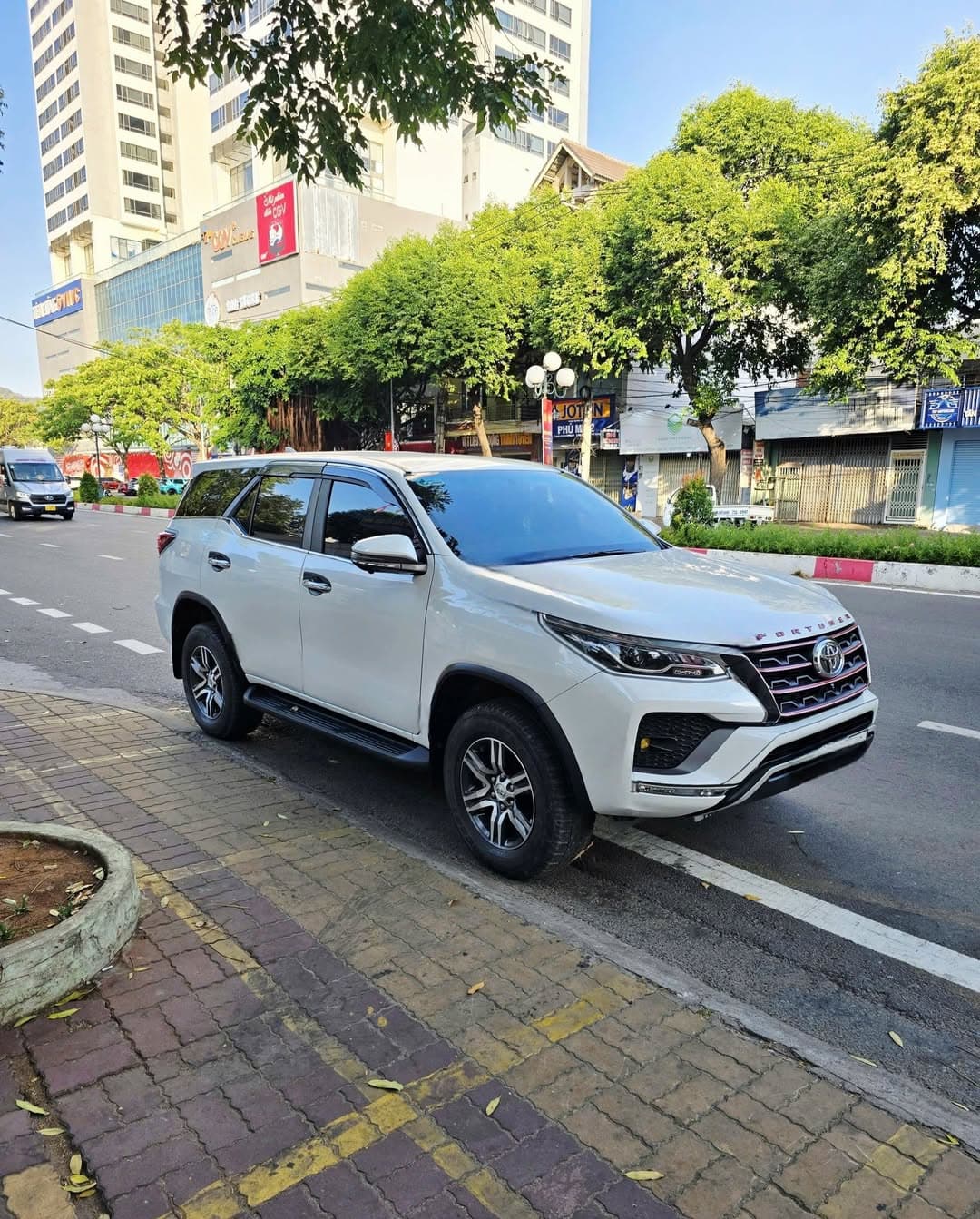 Dịch vụ xe 7 chỗ Fortuner đời mới, chuyên đưa đón khách đi đám tiệc, du lịch, tham quan các tỉnh. Xe sạch, tài xế an toàn, vui vẻ. Liên hệ 09679 09078. - 1/1