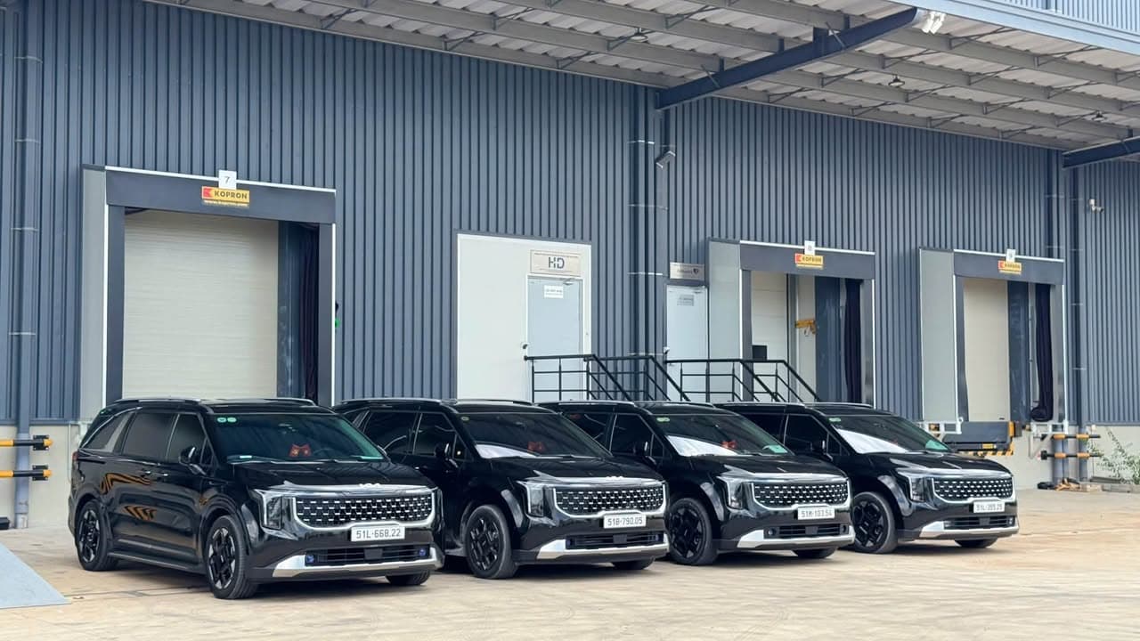 Dịch vụ cho thuê xe Kia Carnival, Limousine cao cấp có tài xế, phục vụ đưa đón sân bay, du lịch, công tác, cưới hỏi tại TP.HCM và các tỉnh lân cận. - 1/5