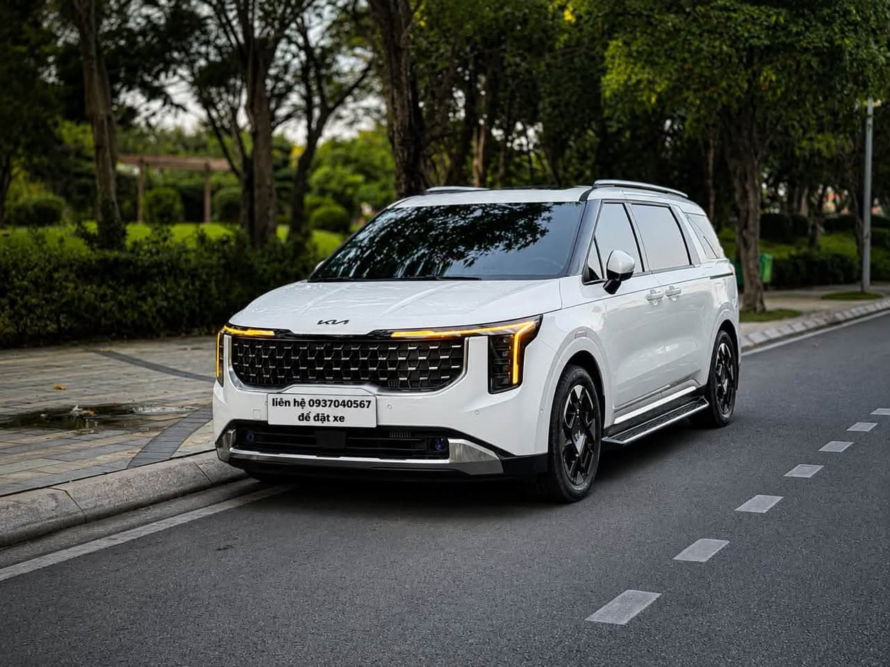 Dịch vụ cho thuê xe Kia Carnival, Limousine cao cấp có tài xế, phục vụ đưa đón sân bay, du lịch, công tác, cưới hỏi tại TP.HCM và các tỉnh lân cận. - 4/5