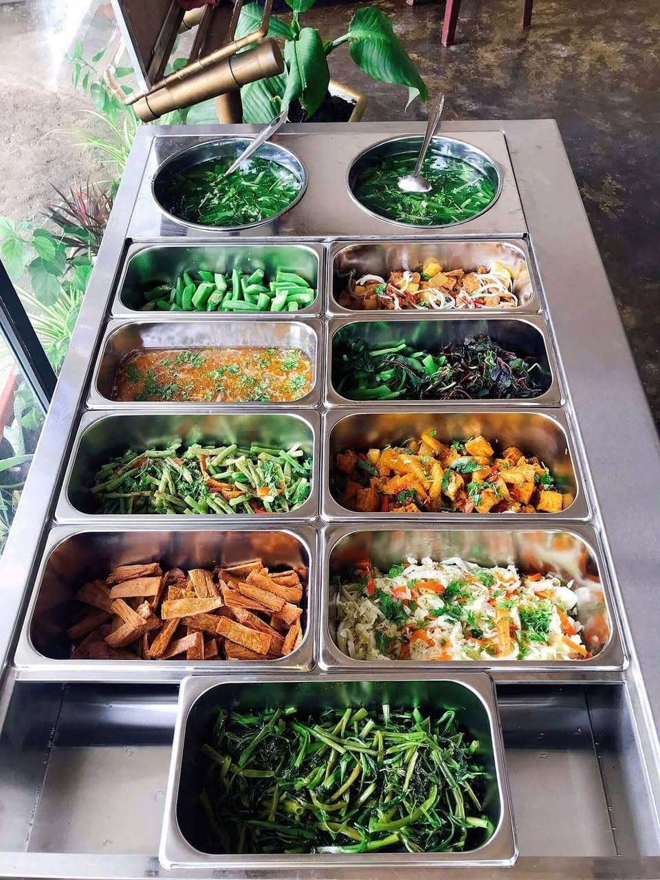 Quán chay Ngộ Tâm phục vụ cơm chay tự chọn chỉ 30K, nhiều món chay như phở, bún, phở cuốn, có bán mang đi và nhận ship tại Vinhomes Grand Park, Quận 9. - 2/5