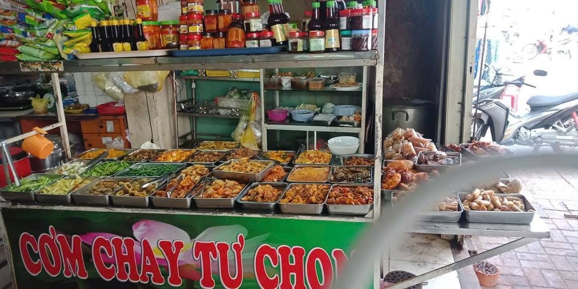 Quán chay Ngộ Tâm phục vụ cơm chay tự chọn chỉ 30K, nhiều món chay như phở, bún, phở cuốn, có bán mang đi và nhận ship tại Vinhomes Grand Park, Quận 9. - 4/5