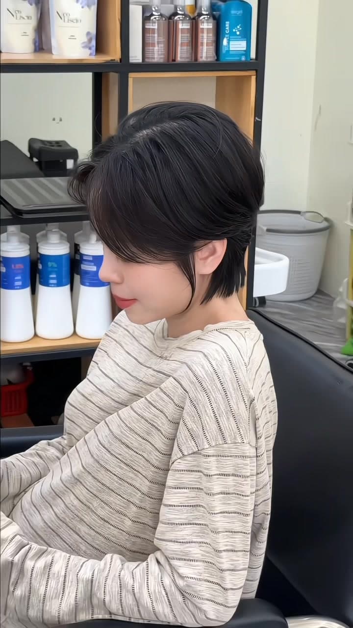 Min Hair Salon chuyên cắt tóc tém pixie, tạo kiểu hiện đại, cá tính, phù hợp từng khuôn mặt. Địa chỉ tại Q2 và Q9, sử dụng sản phẩm chính hãng. - 1/4