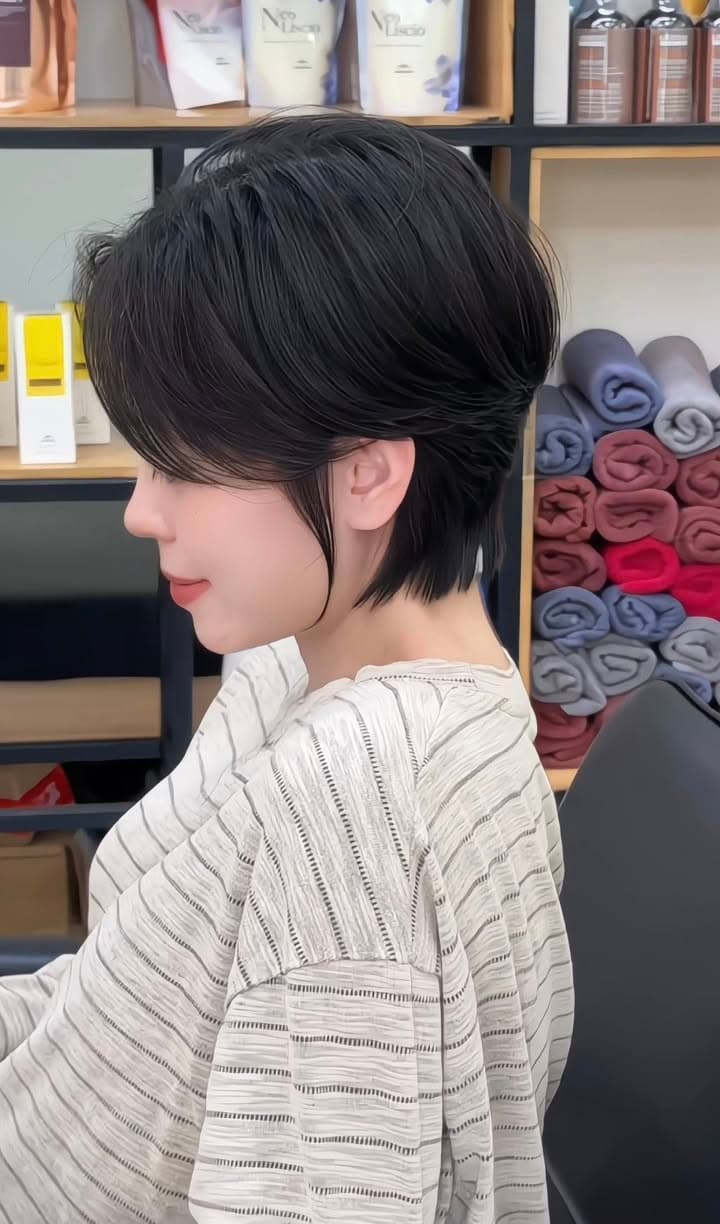 Min Hair Salon chuyên cắt tóc tém pixie, tạo kiểu hiện đại, cá tính, phù hợp từng khuôn mặt. Địa chỉ tại Q2 và Q9, sử dụng sản phẩm chính hãng. - 2/4