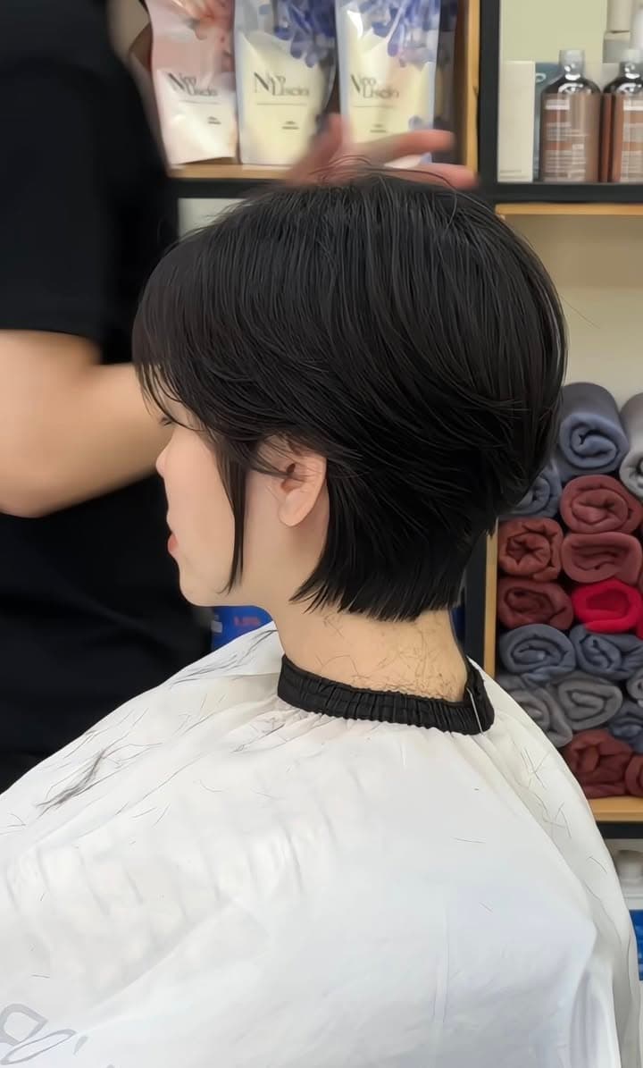Min Hair Salon chuyên cắt tóc tém pixie, tạo kiểu hiện đại, cá tính, phù hợp từng khuôn mặt. Địa chỉ tại Q2 và Q9, sử dụng sản phẩm chính hãng. - 3/4