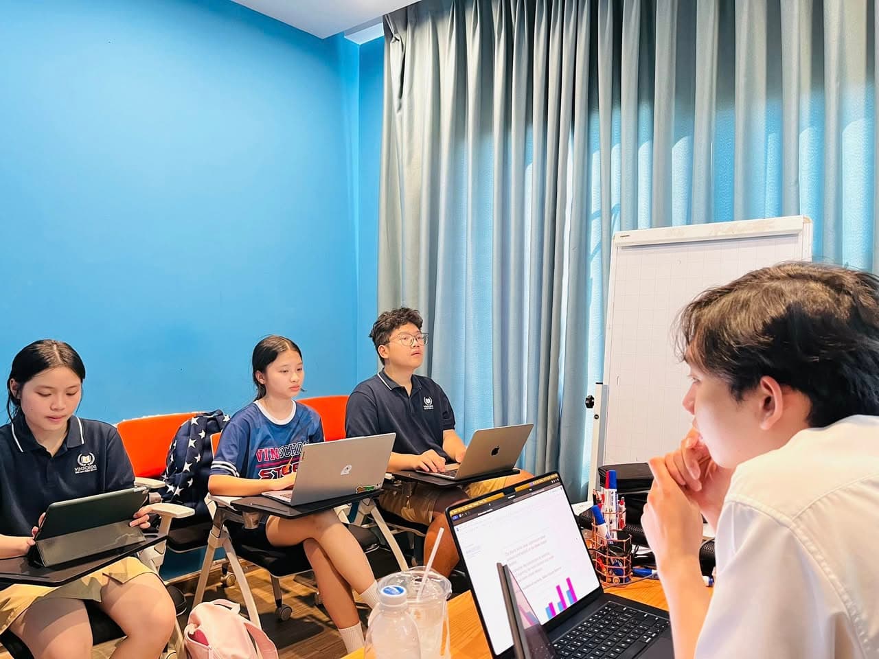 Lớp hè Toán & Khoa học Cambridge, xây nền IGCSE & A-Level cho học sinh cấp 1, 2. Giáo viên chuyên Cambridge, phát triển tư duy & kỹ năng học thuật. - 2/3