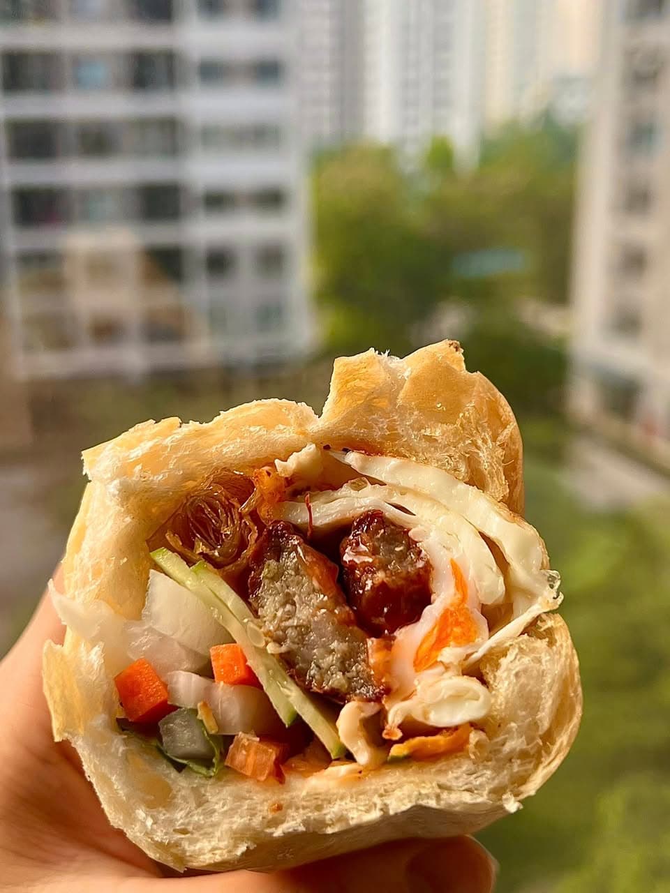 Combo sáng gồm bánh mì đầy topping và ly trà chanh tươi mát, giúp bạn khởi đầu ngày làm việc đầy năng lượng. - 3/4