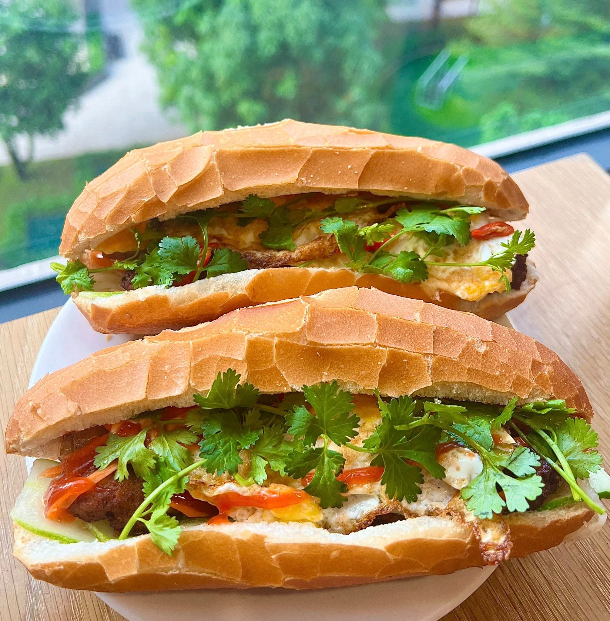 Combo sáng gồm bánh mì đầy topping và ly trà chanh tươi mát, giúp bạn khởi đầu ngày làm việc đầy năng lượng. - 4/4