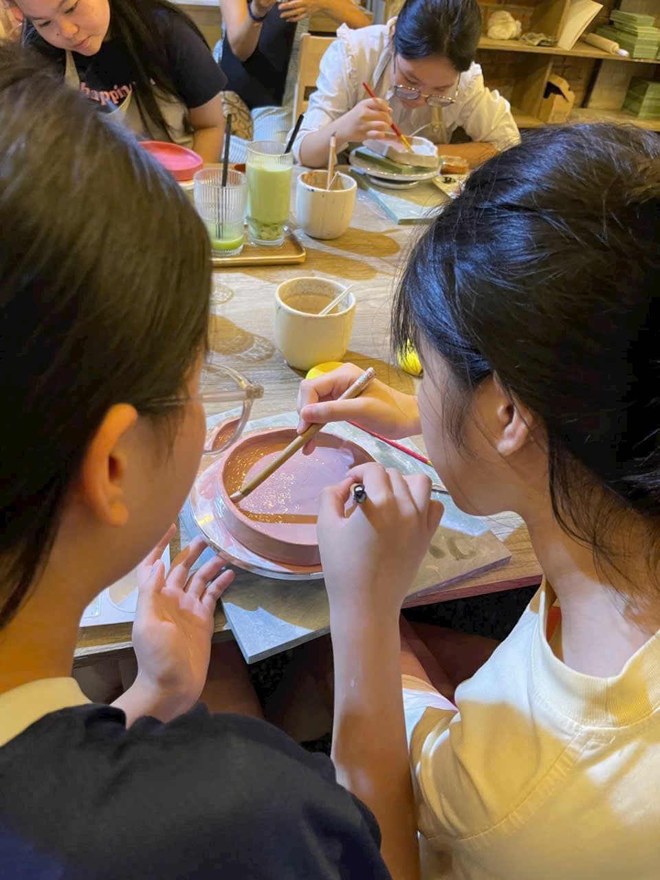 Workshop nhào nặn đất sét và vẽ tranh cho bé tại Gốm Nhà Ô, giúp phát triển kỹ năng sáng tạo và kiên nhẫn. Mở cửa từ 8:00-22:00, có hướng dẫn tận tình. - 4/5