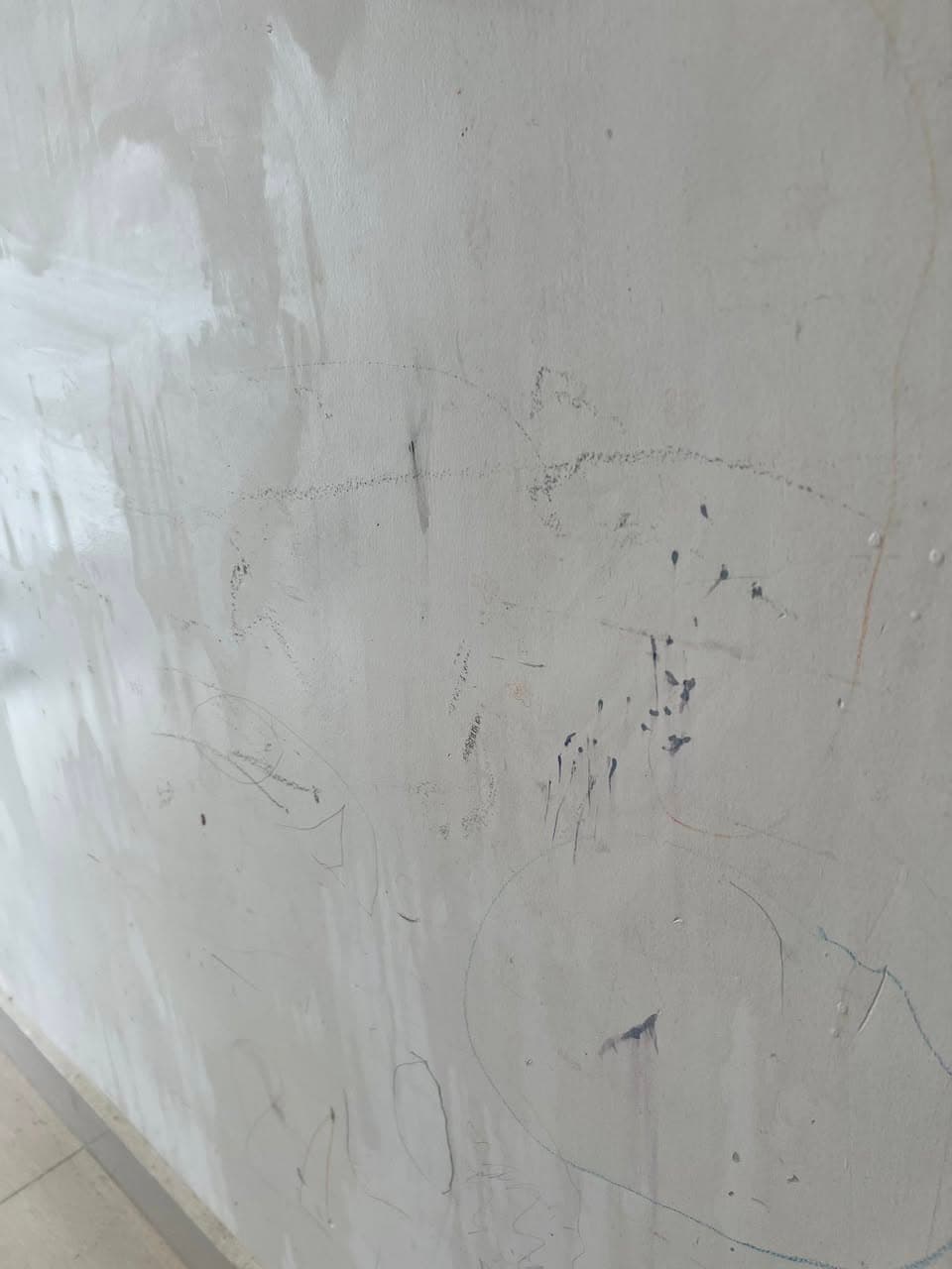 Nhận sơn sửa, dặm vá tường, xử lý vết bút chì, bút màu, vết bẩn lâu ngày. Giá hợp lý cho cư dân. Liên hệ: 0876391204. - 2/4