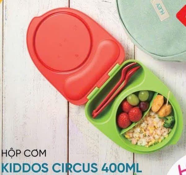 Hộp cơm Kiddos Circus 400ml nhỏ xinh, chia ngăn tiện lợi, kèm muỗng nĩa, phù hợp cho bé đi học, đi chơi hoặc ăn dặm. Nhựa Tupperware dày dặn, màu sắc đáng yêu. - 2/5