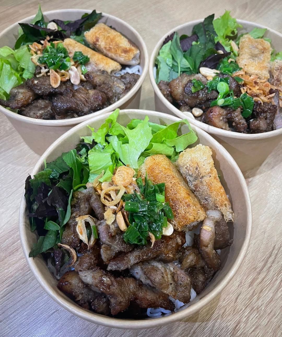 Mlem Station bán bún thịt nướng, chả giò, chân gà, trứng non, tai heo sốt Thái, bánh tráng trộn. Ship tận nơi, freeship khu Vinhomes đến 1h sáng. Giá từ 45K/phần. - 2/5