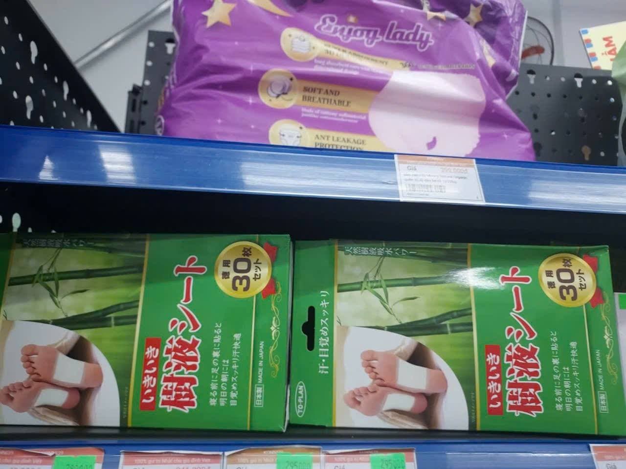 Miếng dán chân thải độc nội địa Nhật giúp giảm đau nhức, cải thiện sức khỏe, phù hợp cho người lớn tuổi. Sản phẩm bán tại Konni39, sảnh S603 Vinhomes Quận 9. - 3/5
