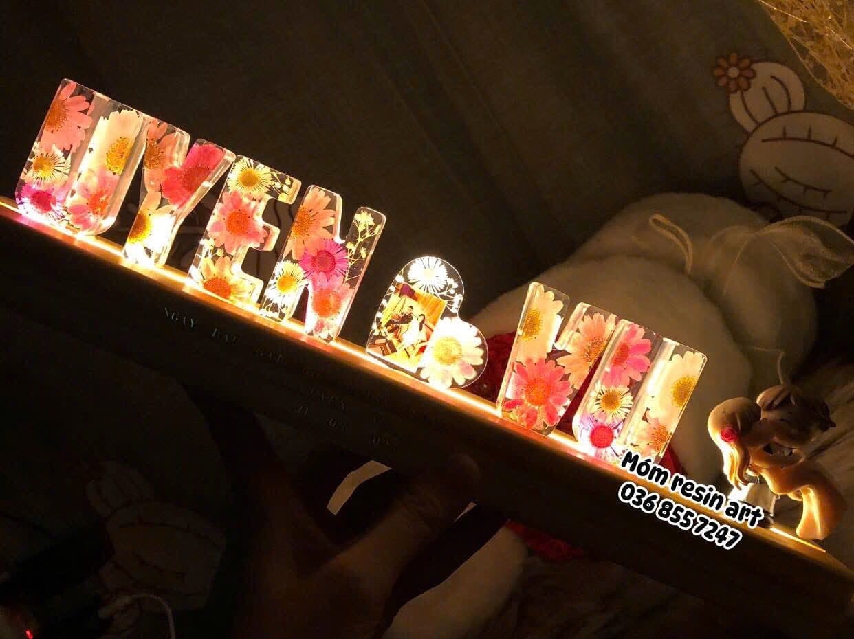 Nhận làm đèn LED chữ 3D resin hoa khô theo tên riêng, thiết kế handmade, decor góc học tập/chill, quà tặng ý nghĩa, giao hàng nhanh tại Biên Hoà - Đồng Nai. - 1/5