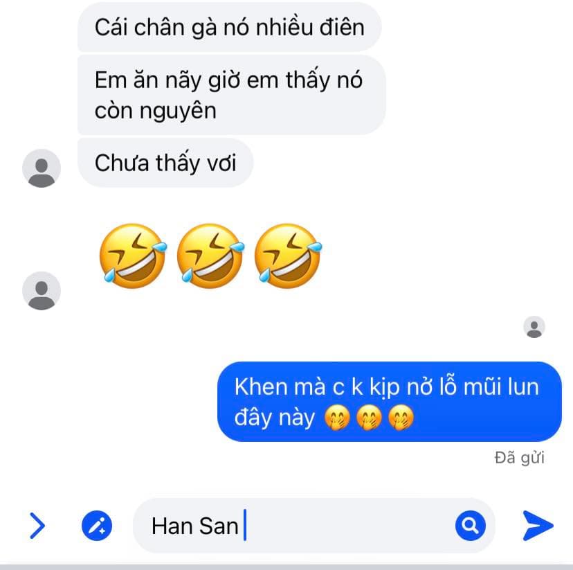 Bếp bán chân gà kèm nước chấm và tặng 2 ổ bánh mì cho mỗi phần. Hiện còn 6 phần, mời mọi người đặt mua. - 3/4