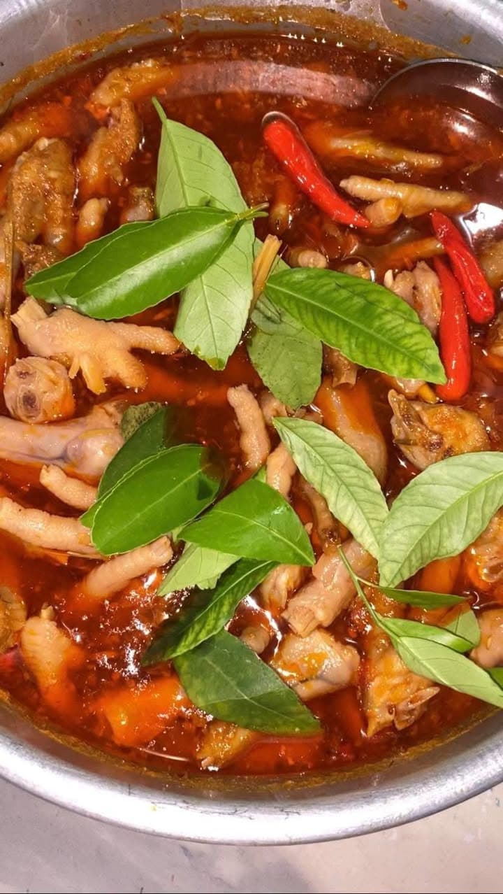 Bếp bán chân gà kèm nước chấm và tặng 2 ổ bánh mì cho mỗi phần. Hiện còn 6 phần, mời mọi người đặt mua. - 4/4