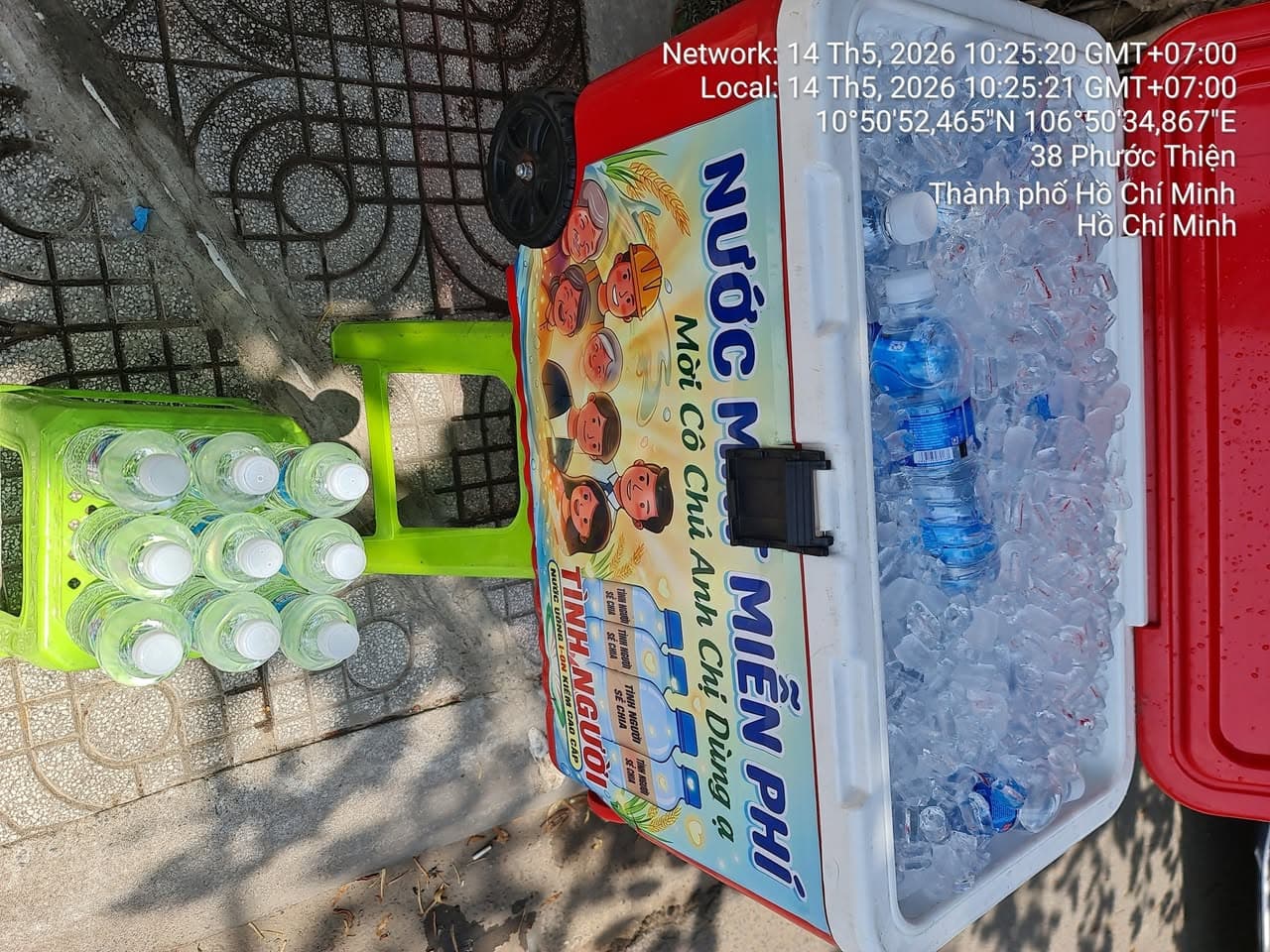 Trạm Sạc Yêu Thương cung cấp nước uống miễn phí mỗi ngày cho cư dân, duy trì nhờ sự hỗ trợ cộng đồng và Zin Coffee. - 2/2
