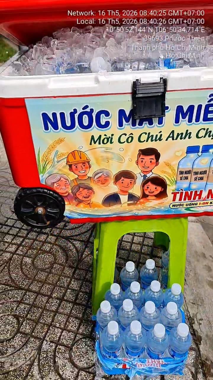 Thùng nước lạnh miễn phí mỗi sáng cho cư dân, hỗ trợ người đi đường giữa trời nóng. Không cần mua, ai khát đều có thể lấy. - 1/2
