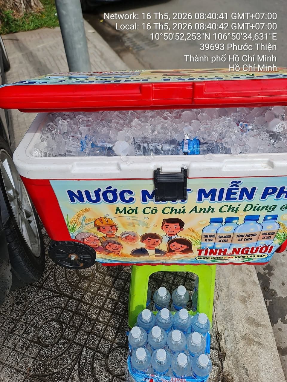 Thùng nước lạnh miễn phí mỗi sáng cho cư dân, hỗ trợ người đi đường giữa trời nóng. Không cần mua, ai khát đều có thể lấy. - 2/2