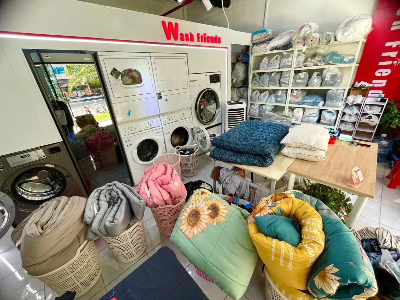 Dịch vụ giặt sấy chuẩn Hàn Quốc tại Vinhomes Grand Park, hỗ trợ nhận và giao tận nơi miễn phí, quần áo sạch thơm, tiện lợi mùa mưa. - 1/4