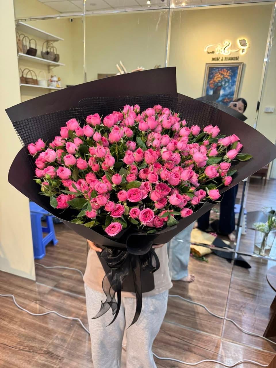 Tiệm hoa tại S606B nhận đặt hoa bó, lựa chọn trực tiếp hoặc liên hệ khi cần hoa. Phù hợp cho cư dân cần hoa tươi cho các dịp đặc biệt. - 2/4