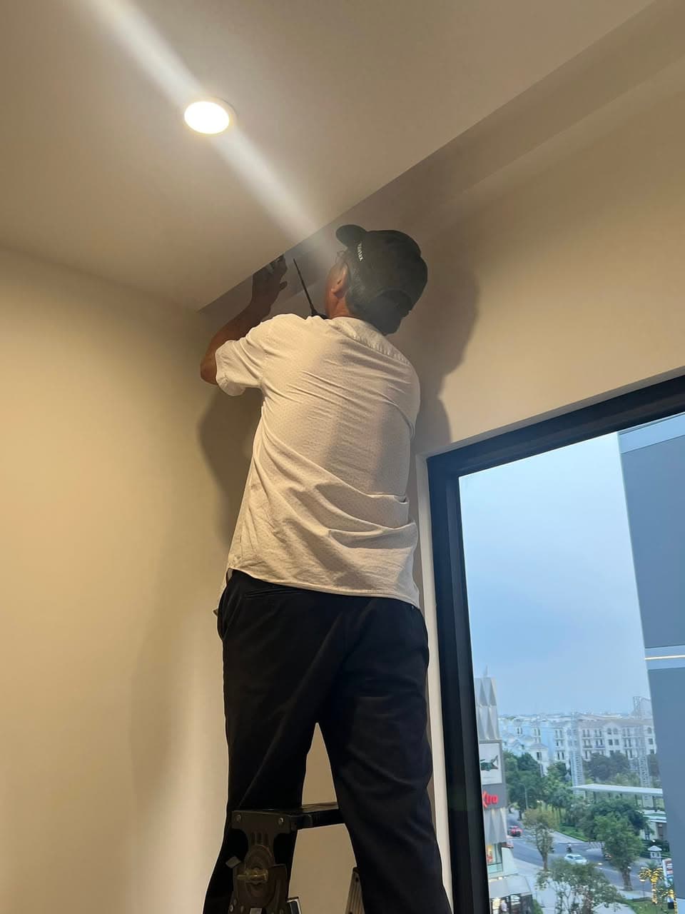 Nhận lắp rèm, giường, tủ, dàn treo phơi đồ giá sinh viên tại khu vực Vinhomes. Liên hệ 0876391204 để được tư vấn và hỗ trợ. - 2/5