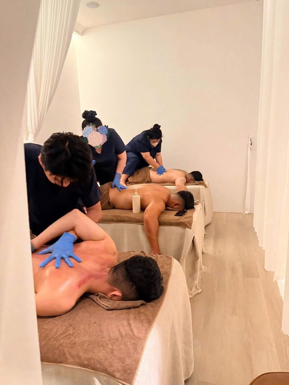 Trạm Lành cung cấp liệu trình massage 75 phút khai thông kinh lạc, giảm đau, kết hợp cạo gió, giác hơi, đắp cao ngải cứu. Giá trải nghiệm 449K tại Vinhomes Grand Park. - 2/4